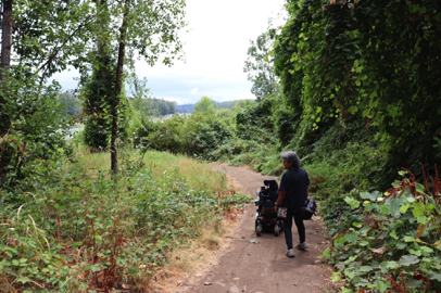 Natural surface trail leading to the Willamette River